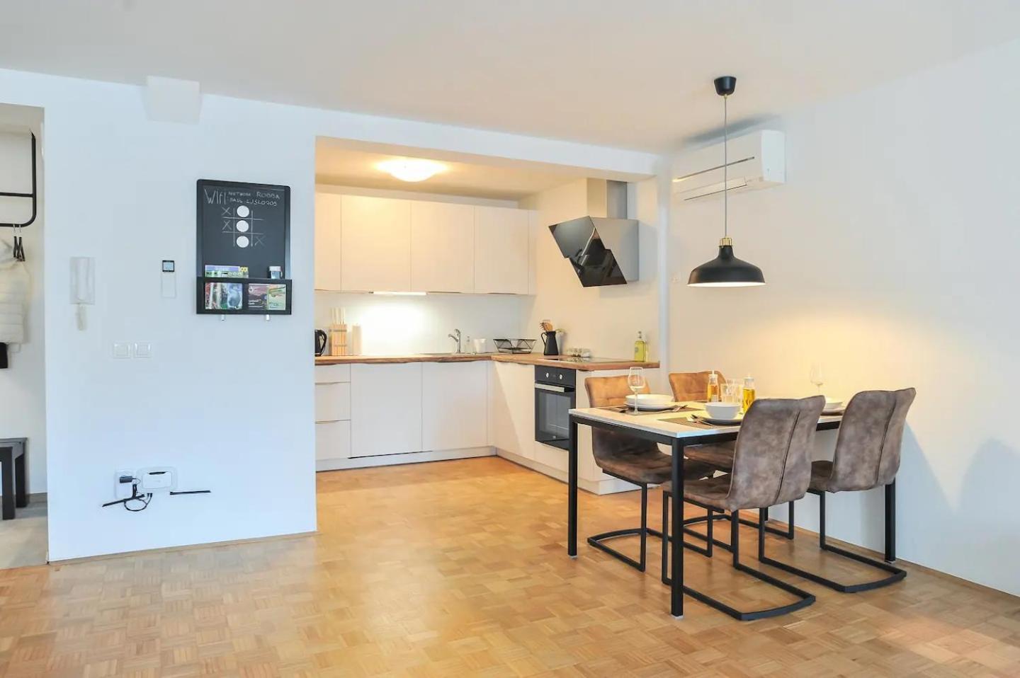 Strict City Apartments Любляна Екстериор снимка