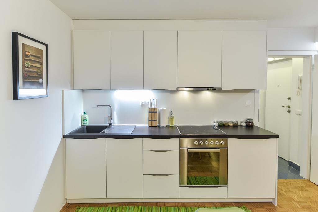 Strict City Apartments Любляна Екстериор снимка